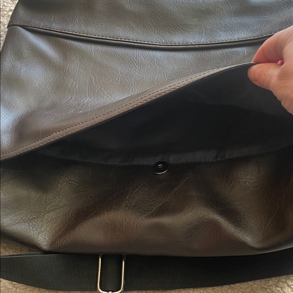 Kenneth Cole Reaction Black Messenger Bag - Picture 8 of 9